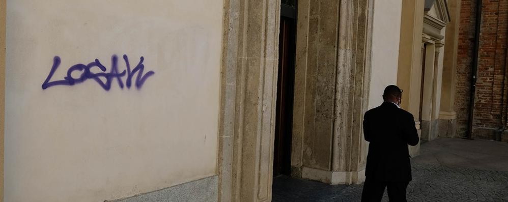 MONZA la scritta comparsa sul muro della chiesa del carrobiolo