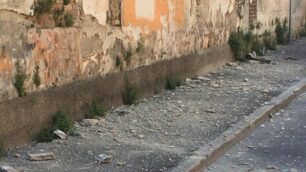 iMonza, macerie in via Dante dopo il crollo della porzione di tetto