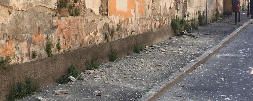 iMonza, macerie in via Dante dopo il crollo della porzione di tetto