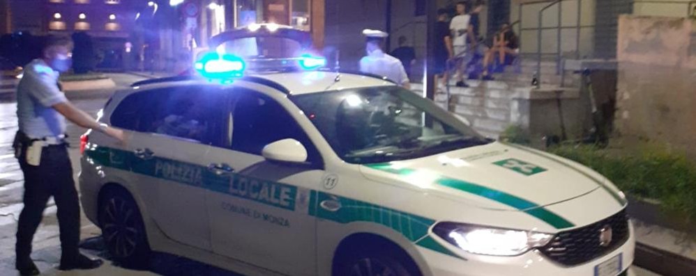 Controlli della polizia locale in centro città