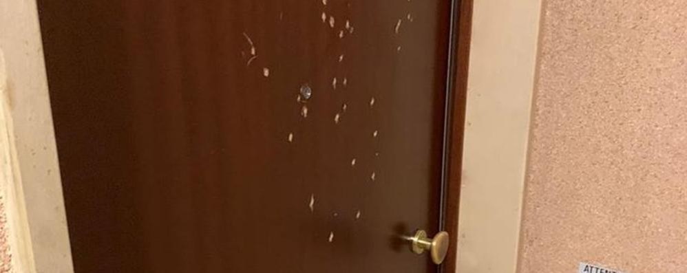 I danni alla porta dell appartamento di via Bolivia 11 portati dall'aggressore