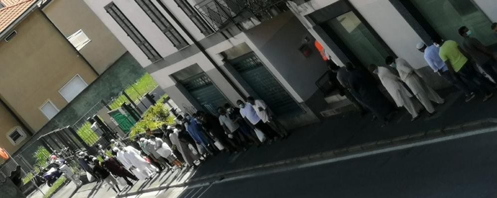 I fedeli musulmani presenti venerdì 14 agosto in via Cavour  a Giussano