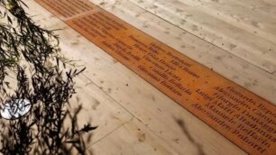 La lunga scritta di 6 metri e mezzo e larga mezzo metro incastonata all'interno della pedana di legno circolare