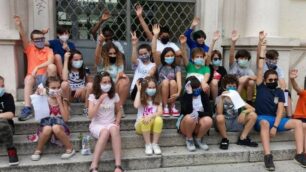Alunni ddell'elementare Cadorna al saluto sabato 6 sui gradini di scuola. Ora si attende la ripresa delle lezioni