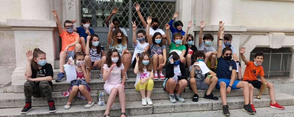 Alunni ddell'elementare Cadorna al saluto sabato 6 sui gradini di scuola. Ora si attende la ripresa delle lezioni