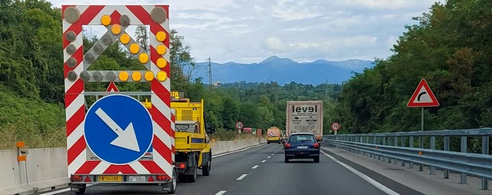 Sfalcio erba ss36 code fino a Verano. Chiusa la corsia di sorpasso.