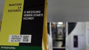 Un avviso per la prevenzione Covid-19 su un convoglio di Trenord