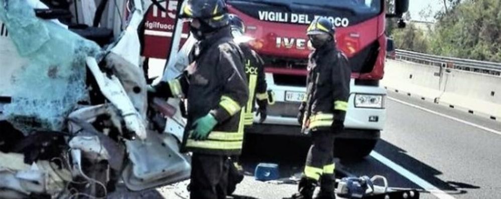 L’intervento dei vigili del fuoco sul luogo dell’incidente