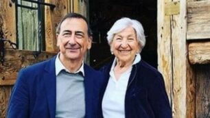 Il sindaco di Milano Beppe Sala con la madre