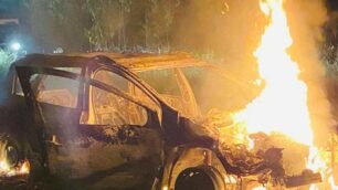 Agrate Brianza, strada comunale Caponago Carugate, incendio auto in un campo