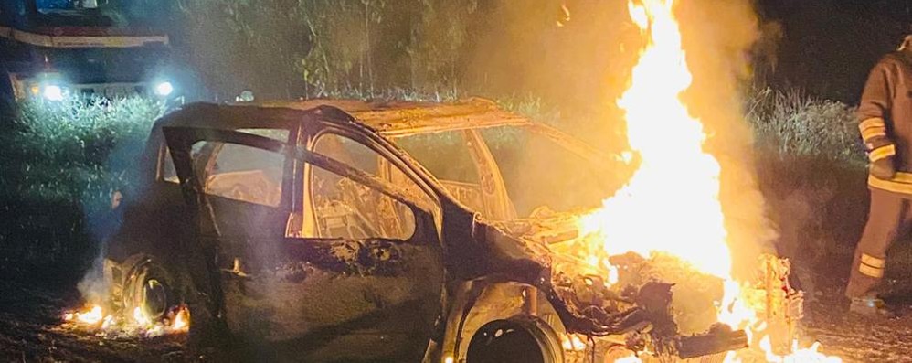 Agrate Brianza, strada comunale Caponago Carugate, incendio auto in un campo