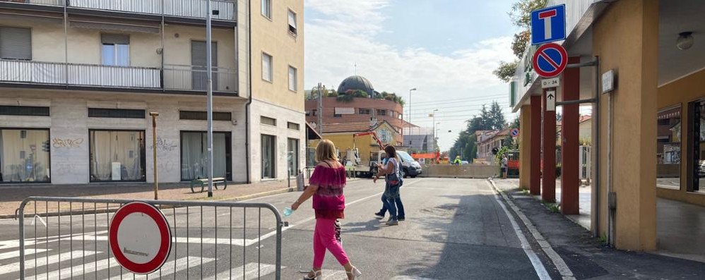 Arcore passaggio a livello chiuso in via Battisti