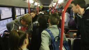 Studenti su un autobus prima del Covid
