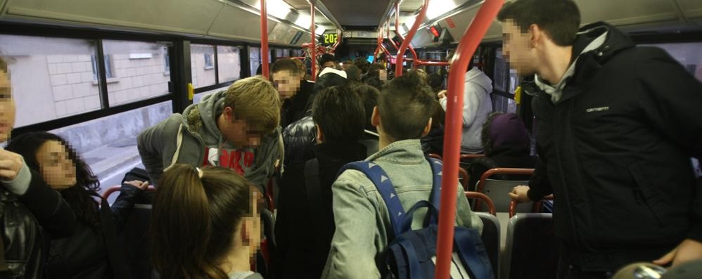 Studenti su un autobus prima del Covid