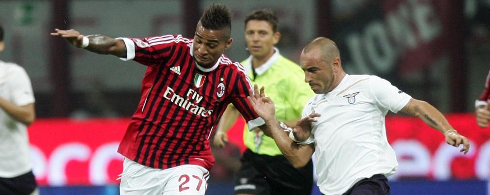 Kevin Prince Boateng, a sinistra, qui ai tempi del Milan. A contrastarlo c’è Cristian Brocchi, suo nuovo allenatore al Monza, qui con la maglia della Lazio