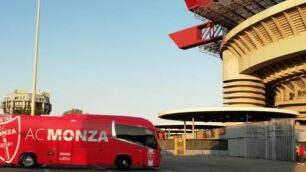 L’ingresso del pullman del Monza allo stadio Giuseppe Meazza di San Siro per la sfida al Milan
