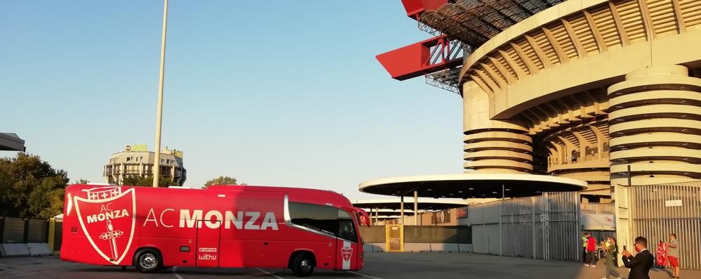 L’ingresso del pullman del Monza allo stadio Giuseppe Meazza di San Siro per la sfida al Milan