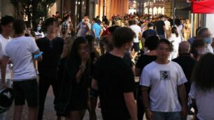 Resta in vigore l’obbligo di utilizzo della mascherina dalle 18 alle 6 anche all’aperto dove non si riesca a mantenere il distanziamento