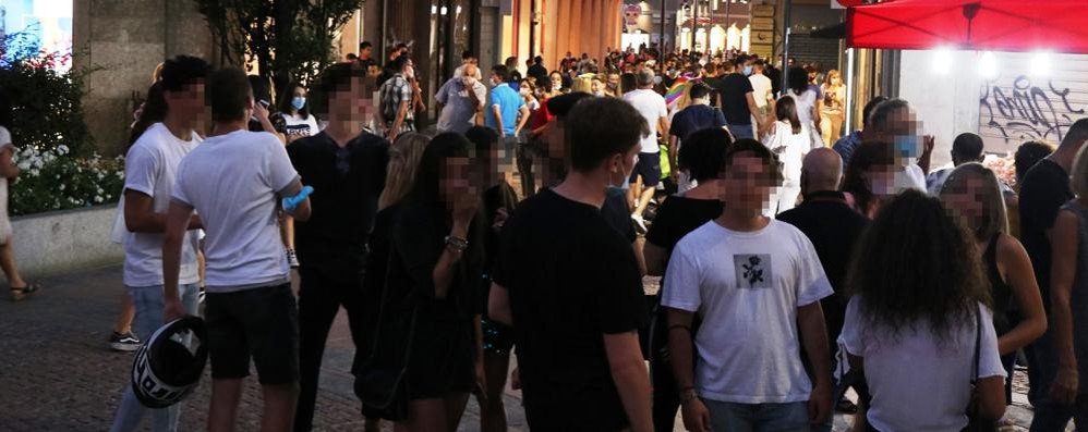 Resta in vigore l’obbligo di utilizzo della mascherina dalle 18 alle 6 anche all’aperto dove non si riesca a mantenere il distanziamento