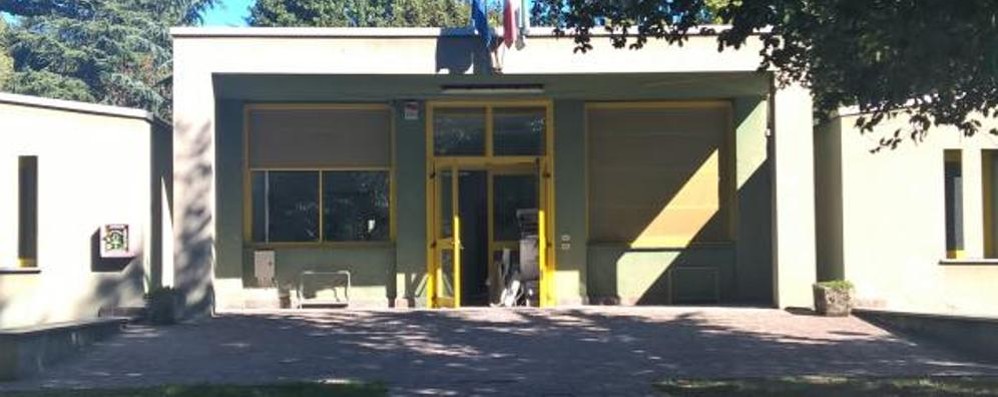 L’ingresso della scuola di via Sciesa a Carate