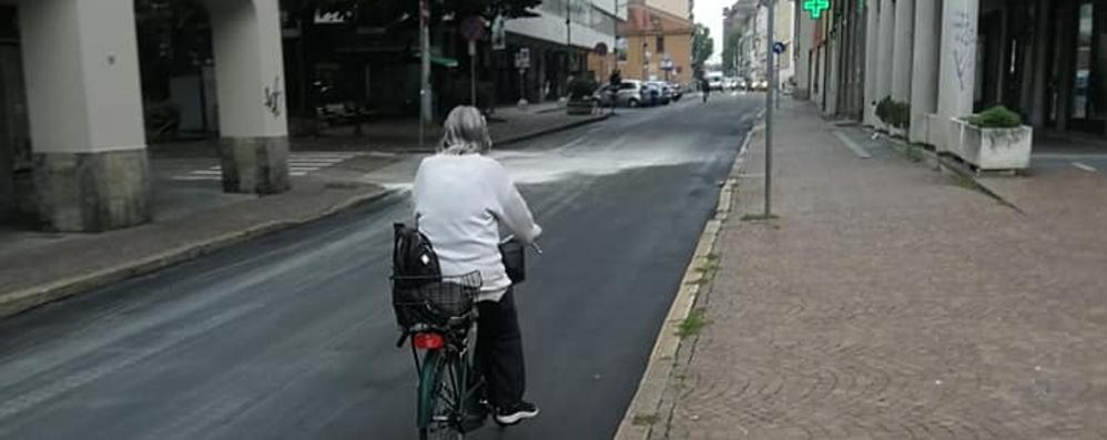 Desio, via Il tratto di via Garibaldi-corso Italia  riasfaltato e con i binari del tram coperti di catrame