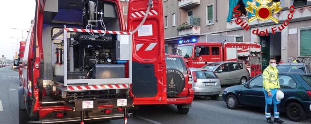 I Vigili del fuoco al lavoro in piazzale Libia a Milano