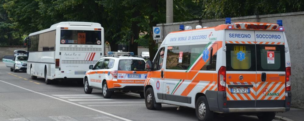 I soccorritori e l’autobus coinvolto nell’incidente