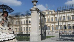 Monza, abiti storici alla Villa reale nel giorno della prostesta dei dipendenti l’8 settembre