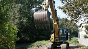 L’arrivo dei mezzi da lavoro nel cantiere nell’alveo del fiume Lambro a Carate