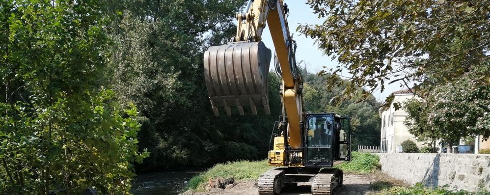 L’arrivo dei mezzi da lavoro nel cantiere nell’alveo del fiume Lambro a Carate