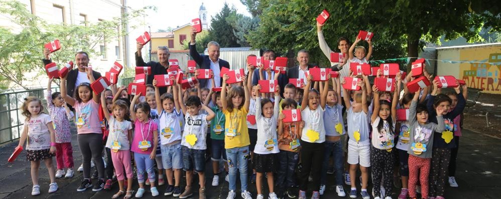 Alcuni bambini dell’Alfieri di Monza un anno fa, con sindaco, assessori allo sport e alla scuola, mister Brocchi e Daniele Massaro