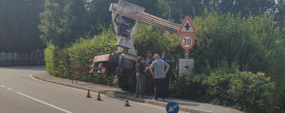 La gru rimasta incastrata nel giardino di una villetta in via Lambro