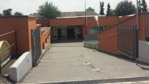 L'ingresso della scuola media don Milani di Lesmo