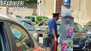 La colonnina di piazza Castello presa di mira dal 31enne