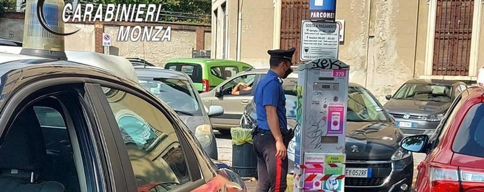 La colonnina di piazza Castello presa di mira dal 31enne