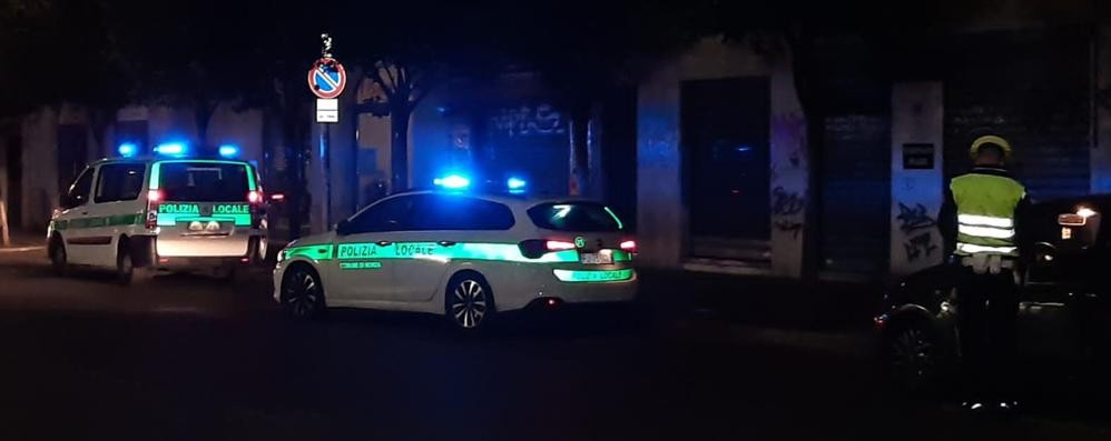 Agenti della Polizia locale in azione a Monza nella notte tra sabato 26 e domenica 27 settembre