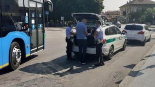 Gli agenti della polizia locale di Monza durante il controllo