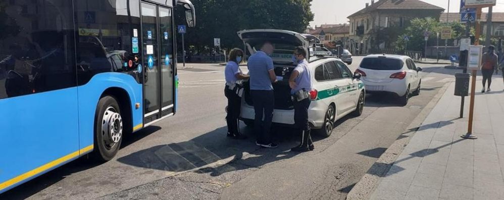 Gli agenti della polizia locale di Monza durante il controllo