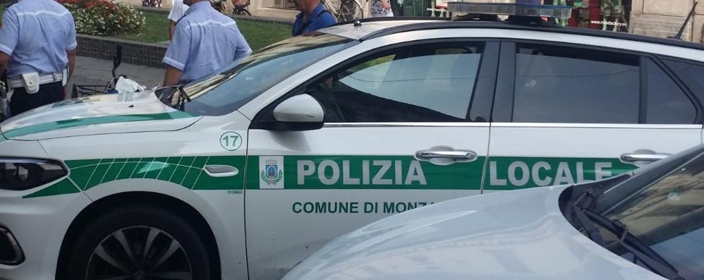 Polizia locale in via Italia a Monza