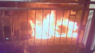 Incendio auto a Limbiate
