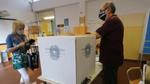 Seggio per il referendum a Monza