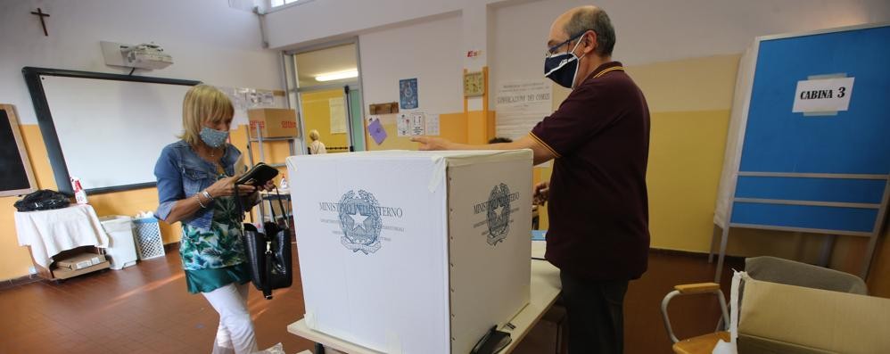 Seggio per il referendum a Monza