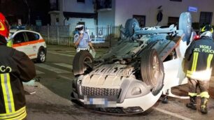 Seregno incidente via Macallè auto ribaltata