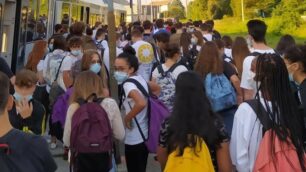 La massa di studenti che cerca di salire sul Besanino a Oggiono