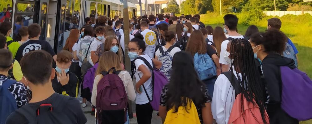 La massa di studenti che cerca di salire sul Besanino a Oggiono