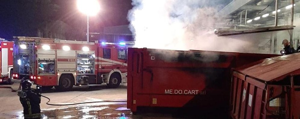 Villasanta incendio compattatore rifiuti via Vecellio centro commerciale