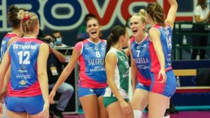 Le atlete della Saugella in campo contro Busto Arsizio