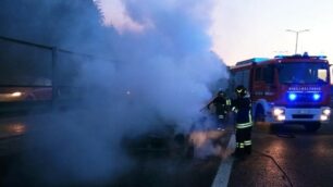 Incendio auto in tangenziale est altezza Velasca direzione Carnate