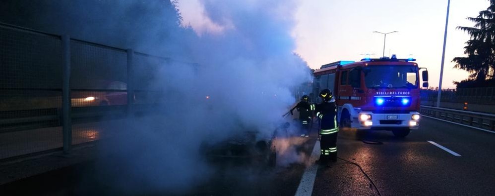 Incendio auto in tangenziale est altezza Velasca direzione Carnate