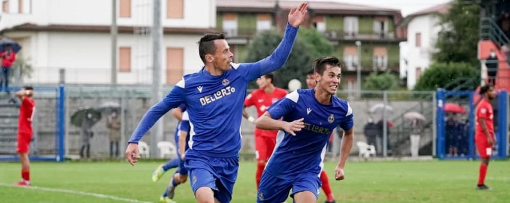 Calcio, Seregno - Carlos França esulta dopo il gol con Riccardo Zoia